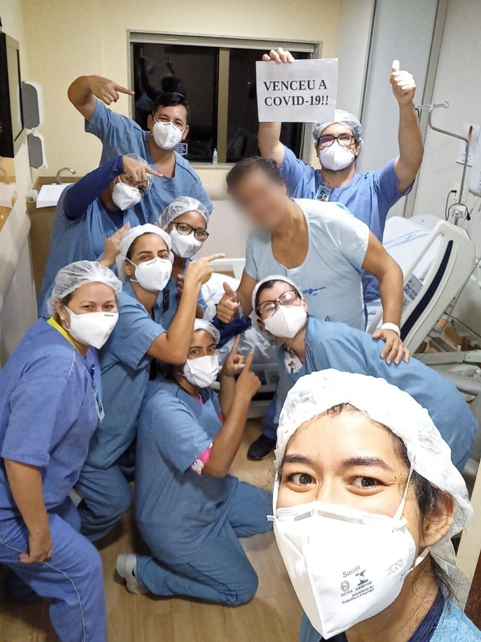 Equipe de plantão paramentada com máscaras reunida na enfermaria durante a pandemia