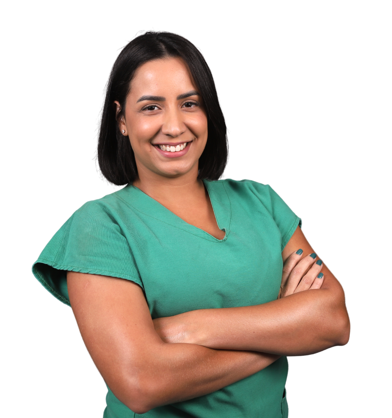 Camila Cardoso sorrindo de braços cruzados, com a blusa verde do pijama cirúrgico