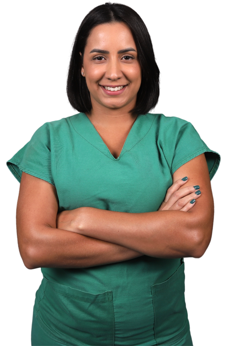 Camila Cardoso, de pijama cirúrgico verde, de braços cruzados