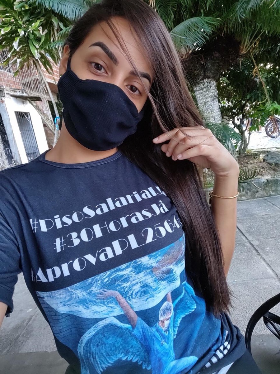 Camila Cardoso de máscara com a camiseta do piso salarial da enfermagem